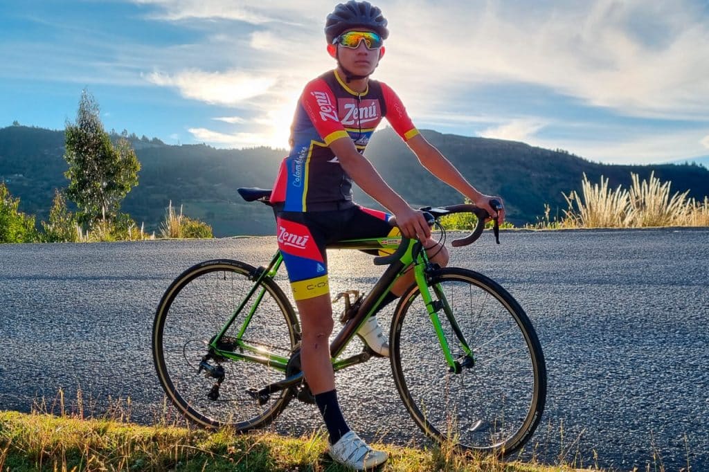 ciclistas colombianos zenu apoya la pasion del futuro