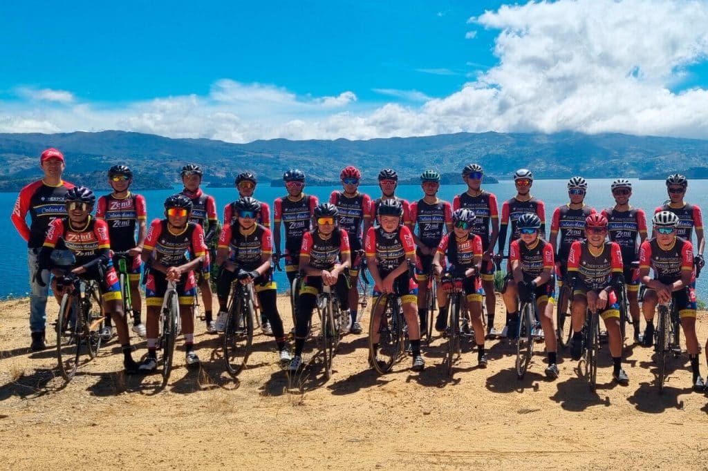 patrocinio zenu a jovenes ciclistas colombianos